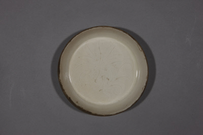 图片[2]-Ding Kiln White Glaze Carved Hemerocallis Pattern Wash-China Archive